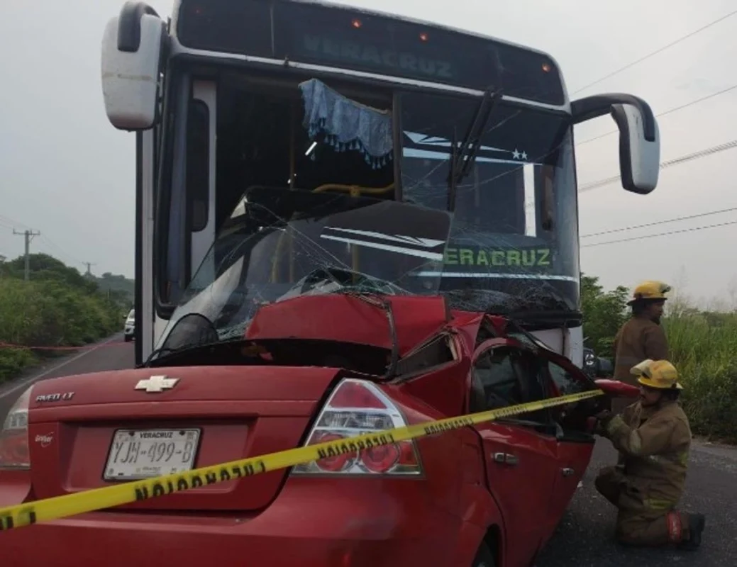 Cinco muertos, entre ellos tres menores, en trágico accidente carretero en Veracruz Cinco muertos, entre ellos tres menores, en trágico accidente carretero en Veracruz