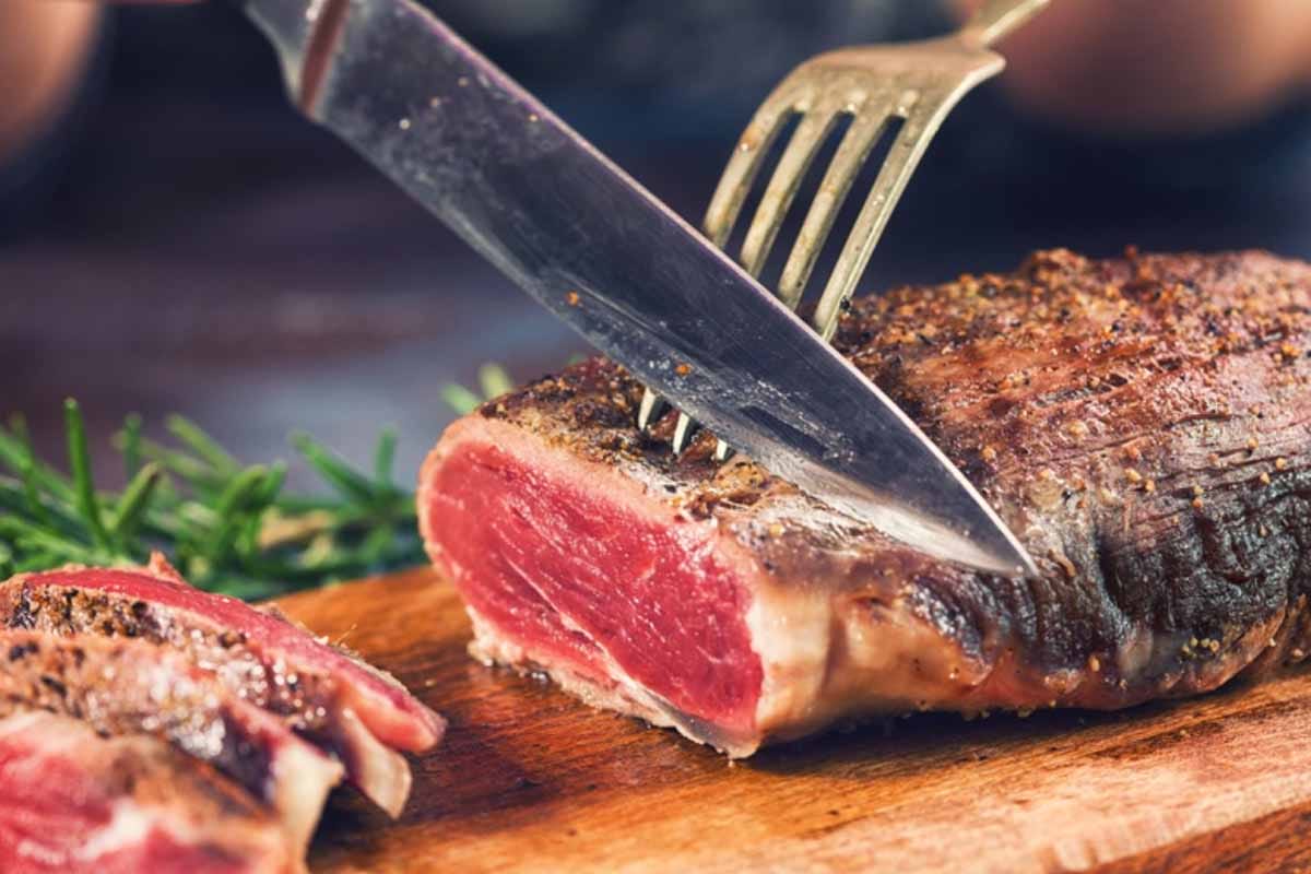 Comer carne roja podría elevar el riesgo de aneurisma aórtico abdominal