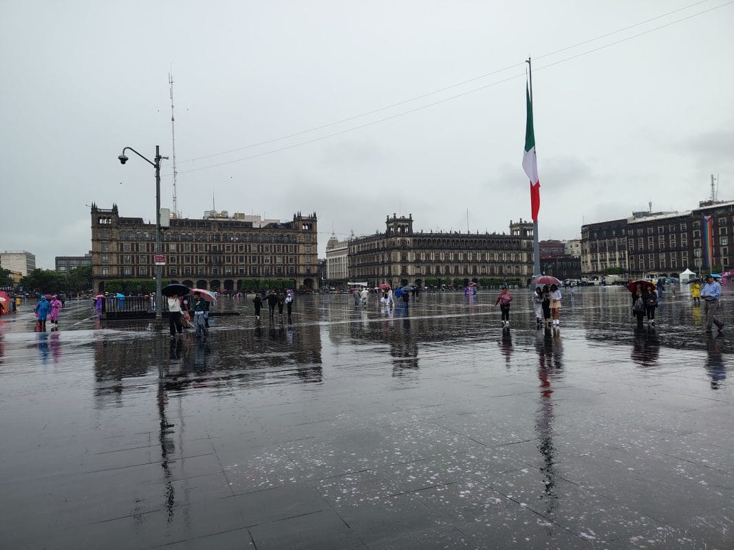 Comerciantes en CDMX rematan mercancías tras inundaciones causadas por lluvias récord