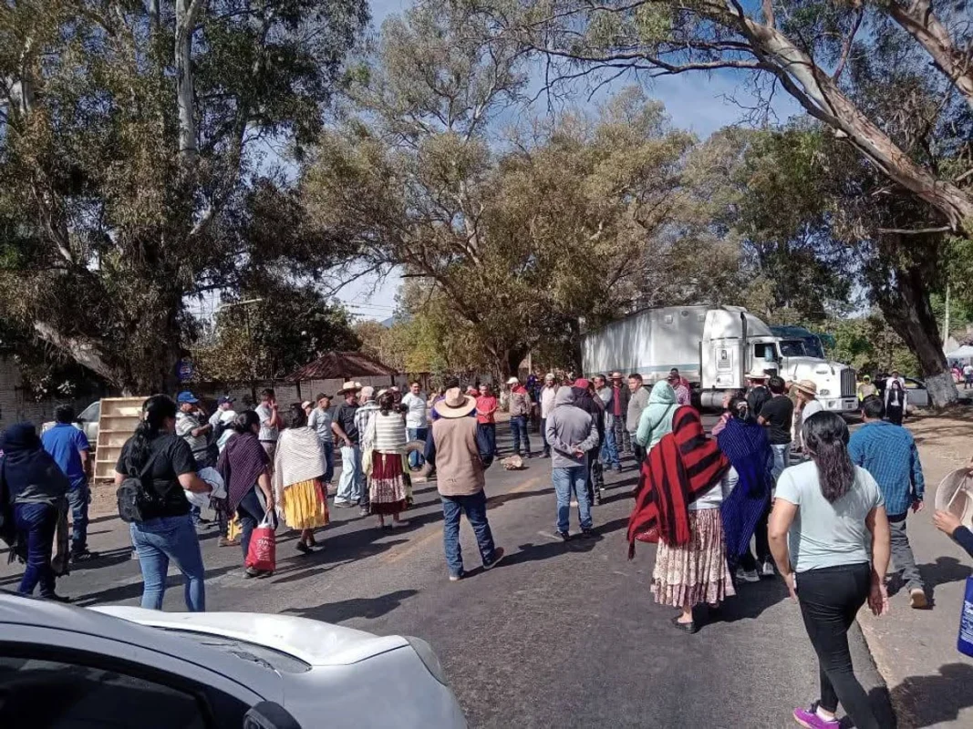Comunidad autónoma de Michoacán protesta por retención de presupuesto; bloquean carretera