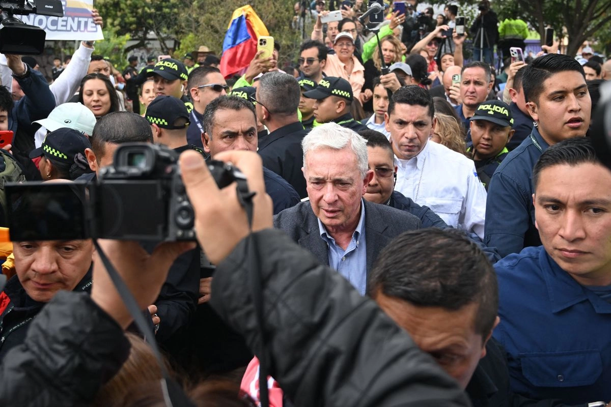 Con boleta de libertad, Álvaro Uribe rinde homenaje a Miguel Uribe en el parque donde fue baleado