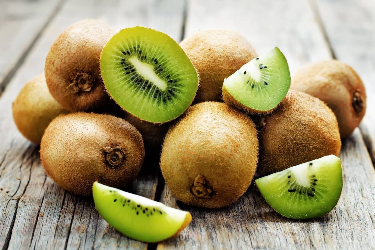 El kiwi: la fruta que controla colesterol, glucosa y mejora la digestión