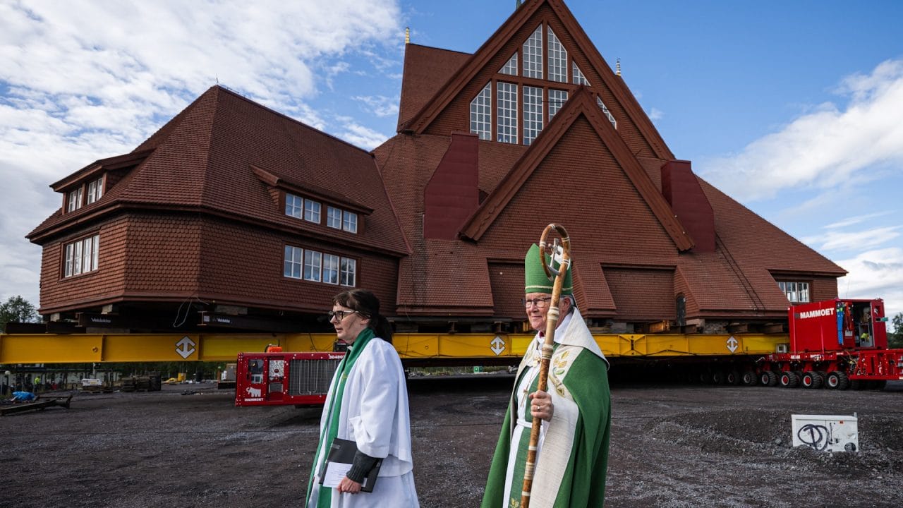 El traslado histórico de la iglesia de Kiruna en Suecia conmueve al mundo