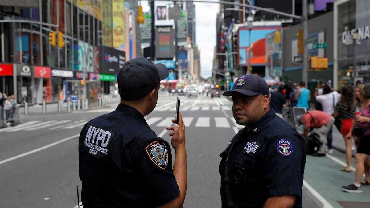 Evacúan Times Square por amenaza de bomba: equipo antibombas investiga paquete