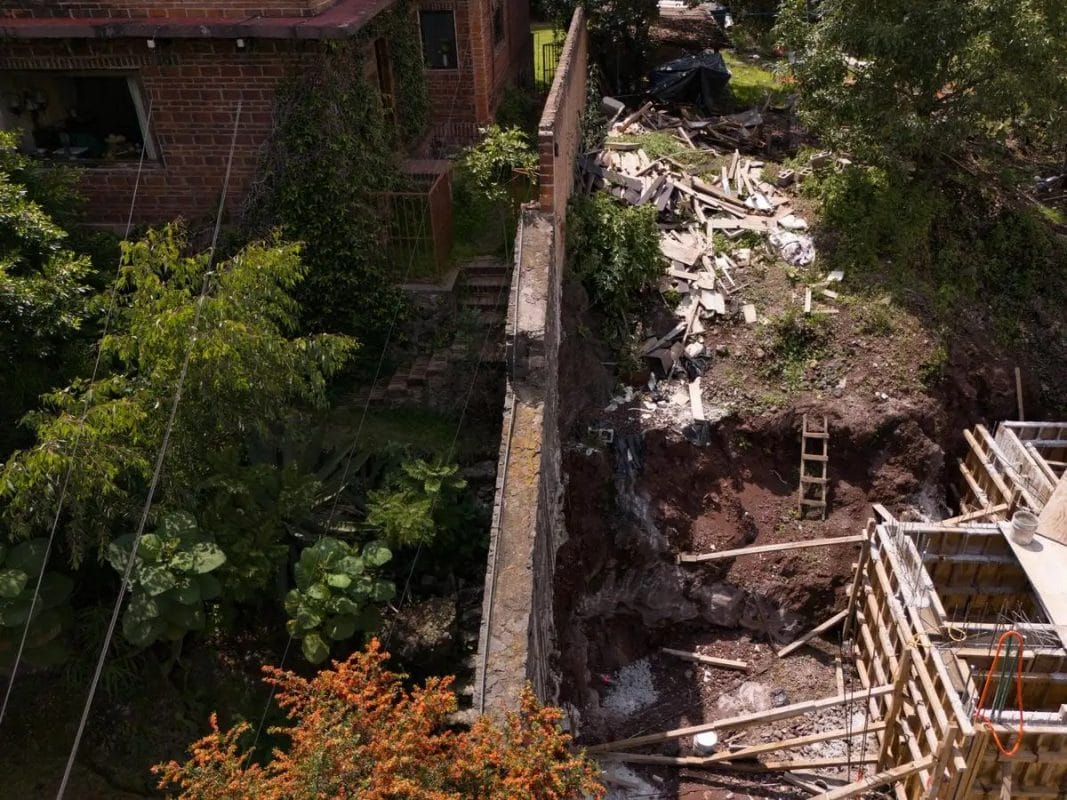 Extractores de piedra volcánica provocan socavón en vivienda de Tlalpan