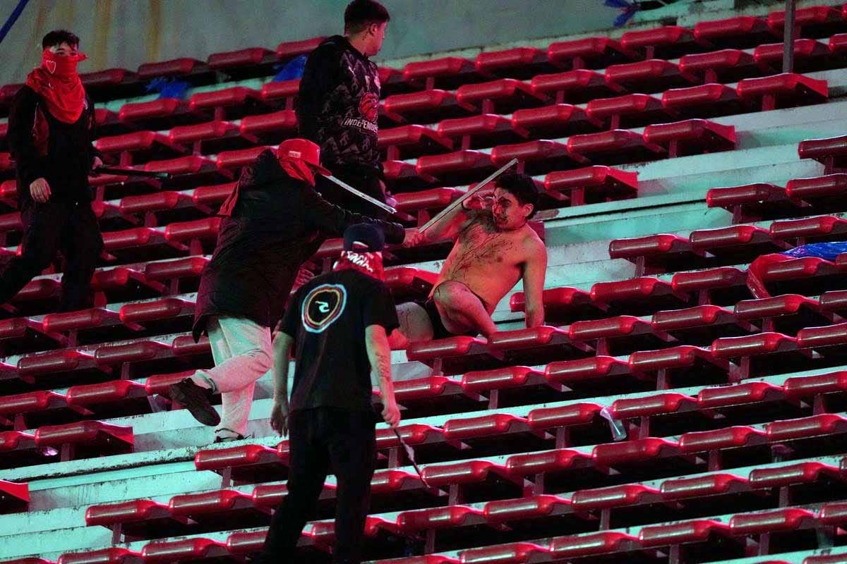 Hinchas desatan violencia y el Independiente vs U. de Chile termina suspendido