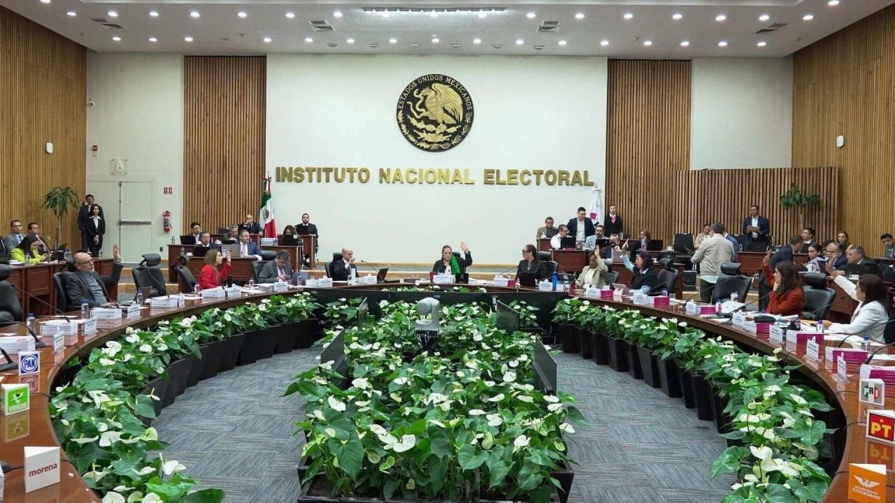 INE entrega constancias a 45 candidatos declarados inelegibles por promedios