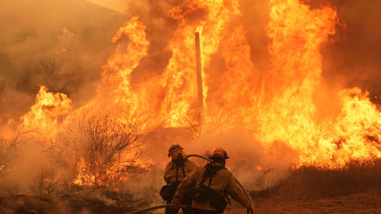 Incendio Canyon en California obliga a evacuar a miles al norte de LA