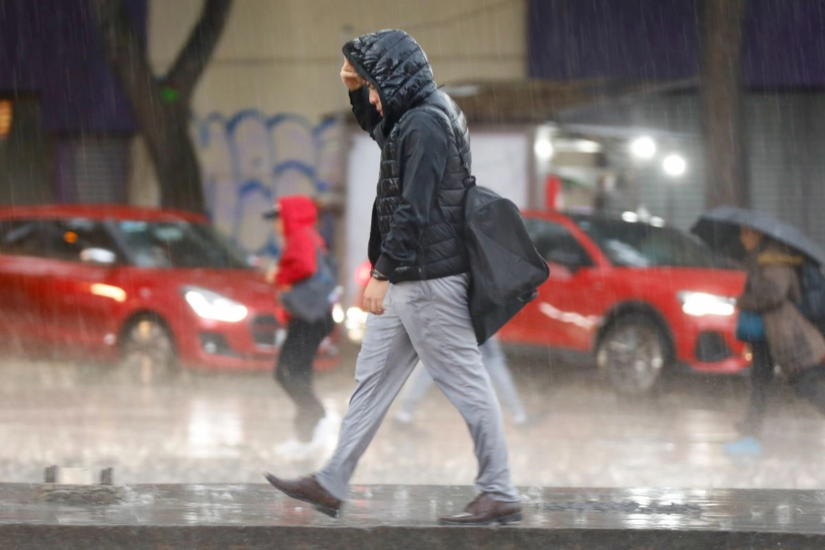 Lluvia matutina colapsa vialidades y transporte en Guadalajara