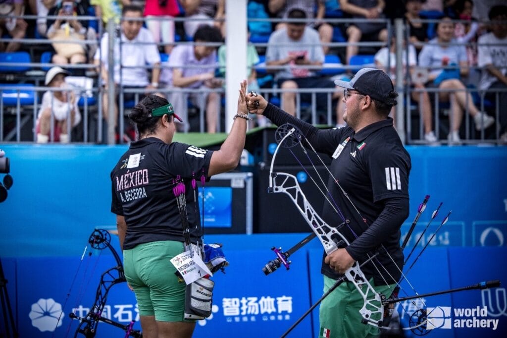 México gana plata histórica en tiro con arco mixto en Chengdú 2025