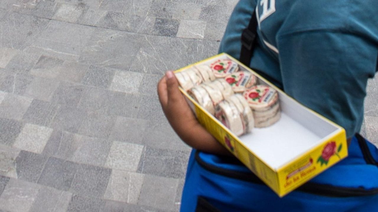 Niña sube a camioneta para vender dulces en Tijuana y cae; el vehículo arrancó