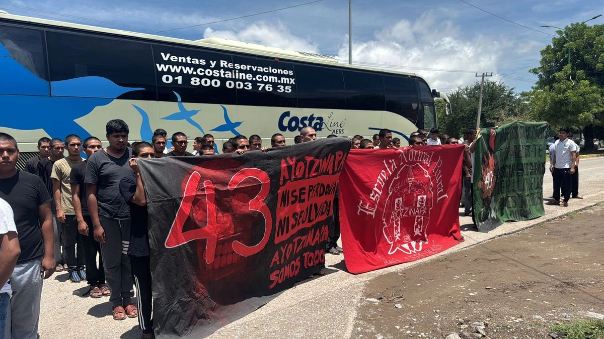 Padres de los 43 exigen revelar evidencias del caso Ayotzinapa a casi 11 años de la desaparición