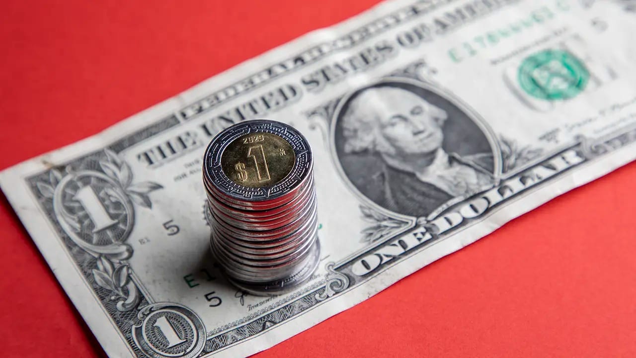 Peso mexicano cede terreno: el dólar avanza con fuerza en mercados