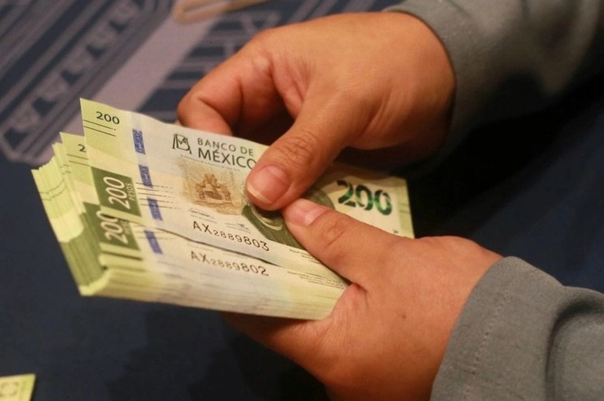 Peso mexicano cierra en 18.68 por dólar ante avance global del billete verde