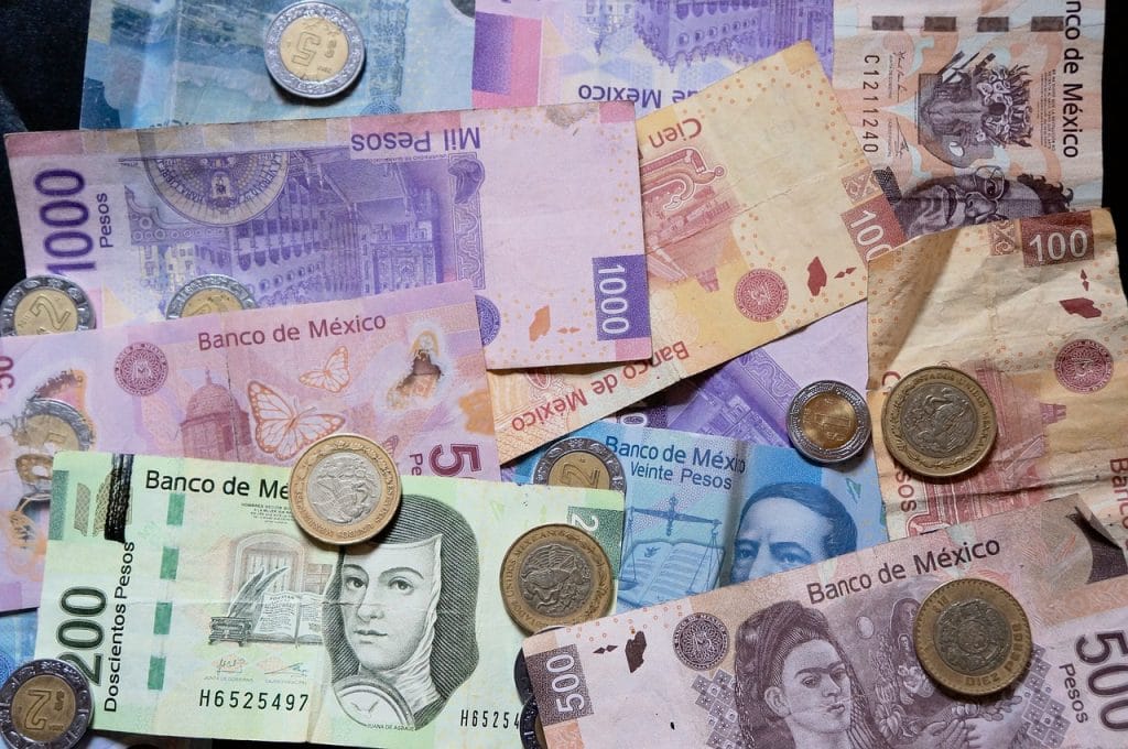 Peso mexicano cierra semana con ganancia y supera al dólar internacional