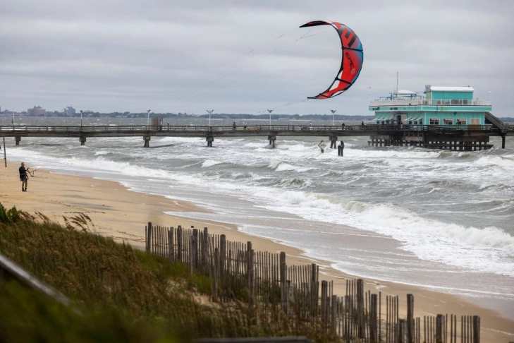 Playas reabren en Nueva York y Carolina del Norte tras el huracán Erin