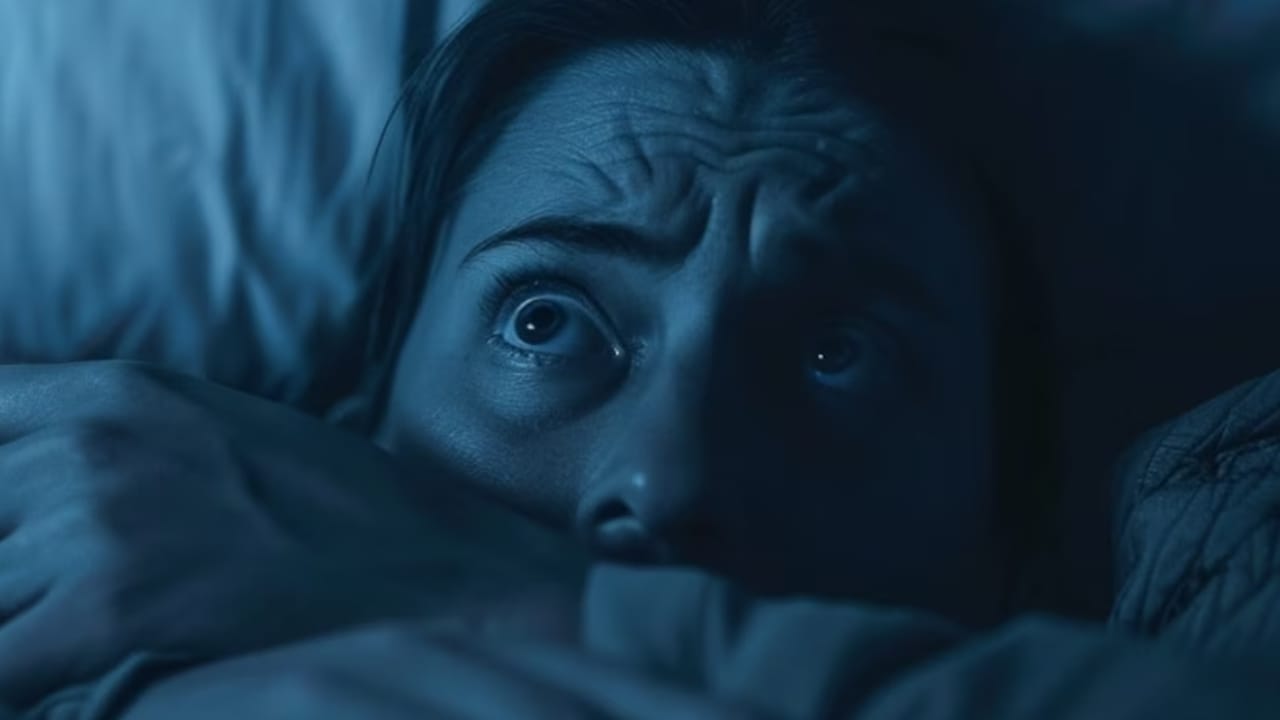 Qué significa despertarse con terror en medio de la noche, según la psicología