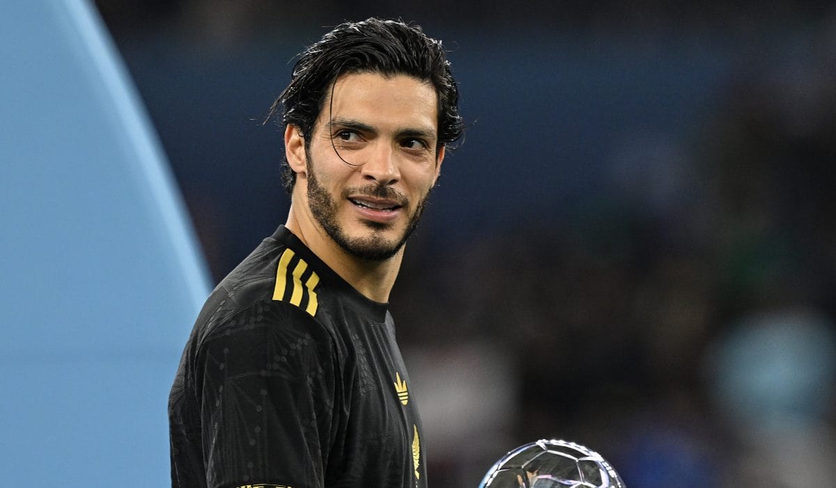 Raúl Jiménez marca un golazo de tiro libre en triunfo del Fulham sobre Frankfurt