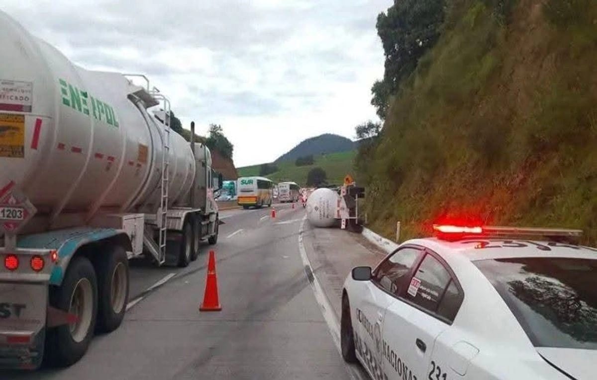 Reabren la autopista México-Puebla tras 8 horas cerrada por accidente