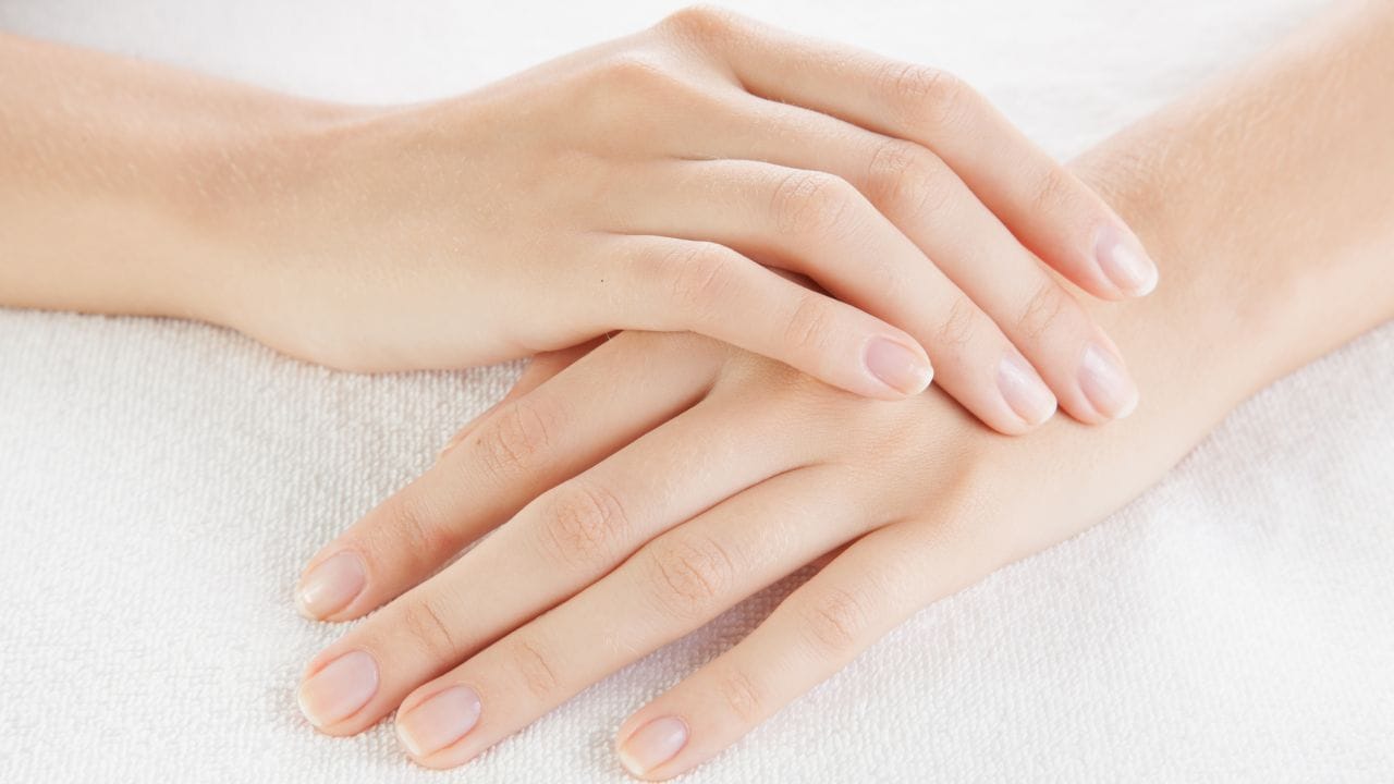 Rejuvenece y aclara tus manos con este sencillo remedio natural Rejuvenece y aclara tus manos con este sencillo remedio natural