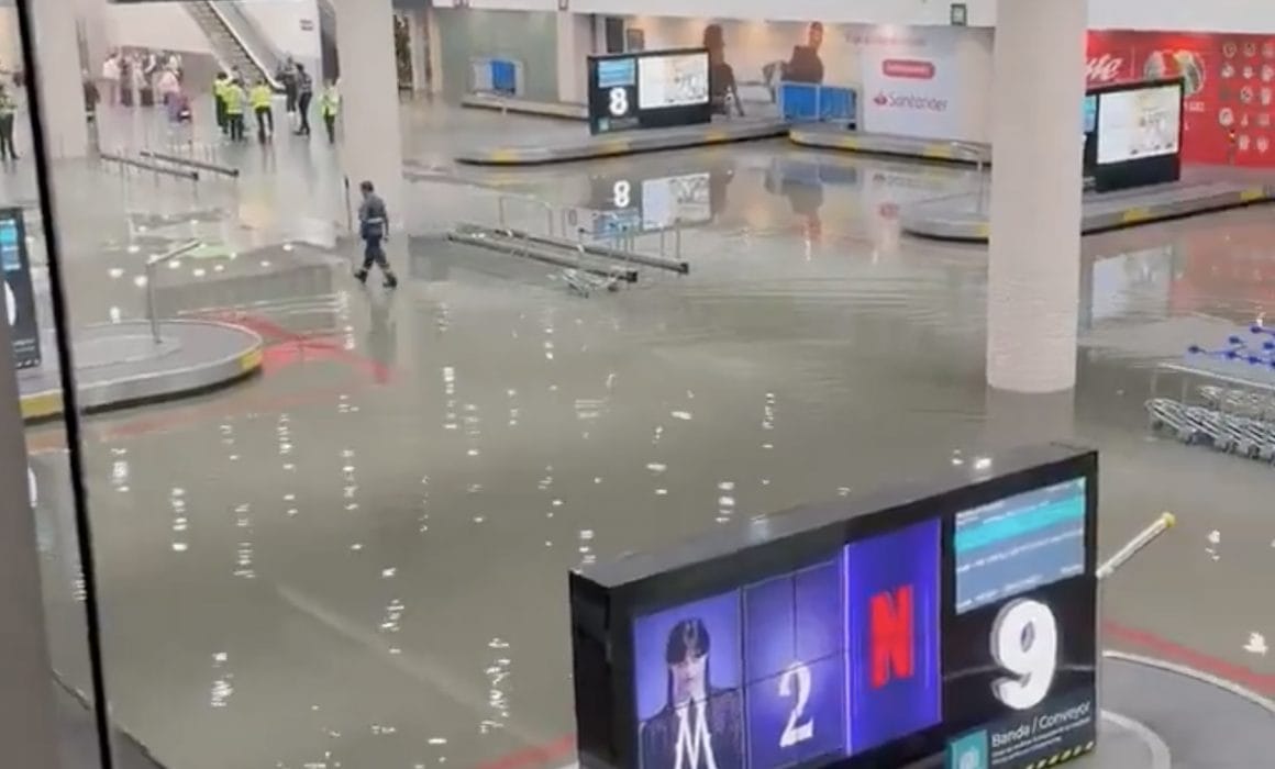 Retrasos y cancelaciones por inundaciones en el AICM Retrasos y cancelaciones por inundaciones en el AICM