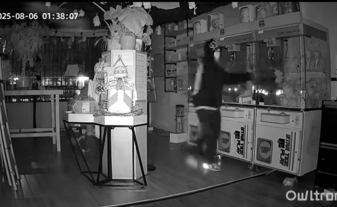 Robo en tienda de Los Ángeles Robo en tienda de Los Ángeles: ladrones se llevan muñecos Labubu valorados