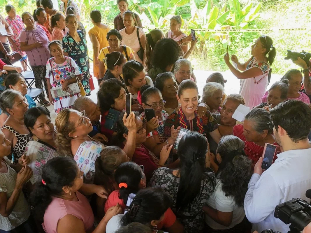 Sheinbaum entrega créditos a mujeres amuzgas para preservar bienestar y trabajo