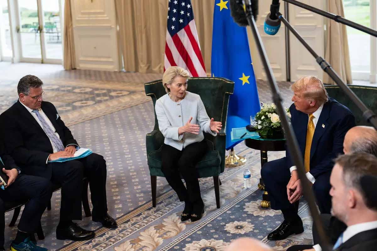 El gobierno de Donald Trump busca que otros países aumenten el uso de petróleo, gas y carbón mientras reduce apoyos a energías renovables.