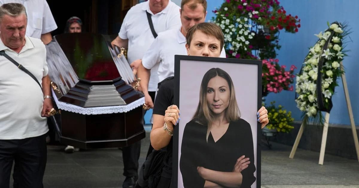 Ucrania despide a periodista asesinada en cautiverio ruso con honores