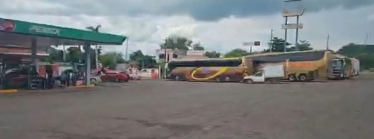 Vehículos varados en Acaponeta por bloqueos en accesos a Sinaloa