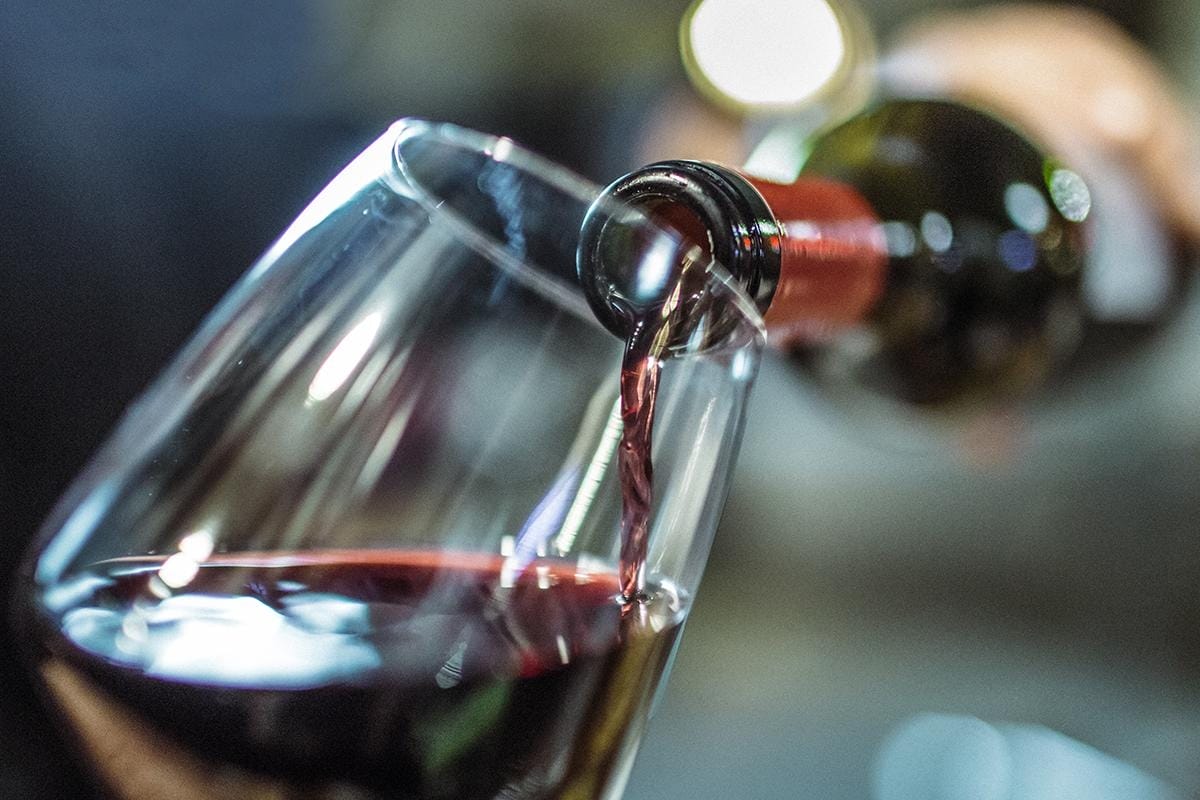 Vino tinto y corazón: el mito que la ciencia ya desmintió