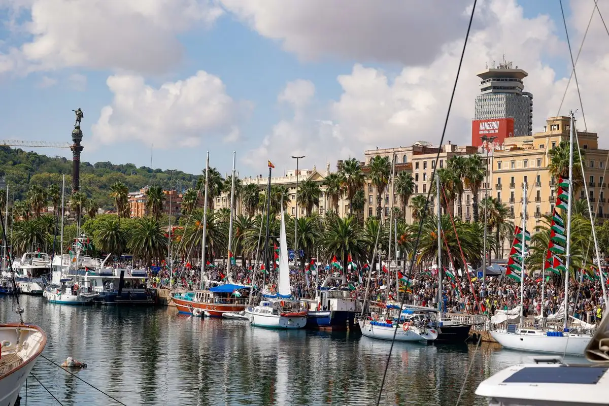 Zarpa desde Barcelona flotilla con ayuda humanitaria rumbo a Gaza Zarpa desde Barcelona flotilla con ayuda humanitaria rumbo a Gaza