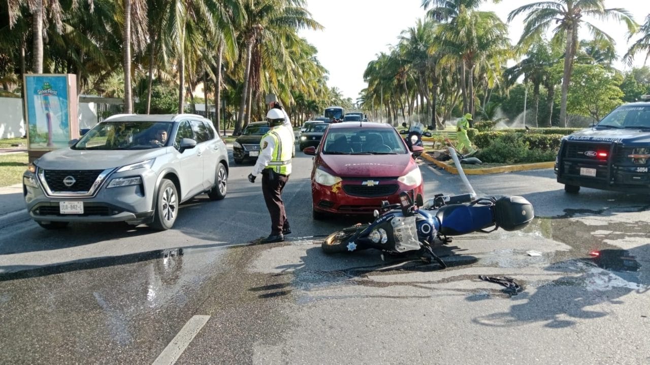 Policía Turística resulta lesionado tras ser embestido por un vehículo en la zona hotelera Policía Turística resulta lesionado tras ser embestido por un vehículo en la zona hotelera