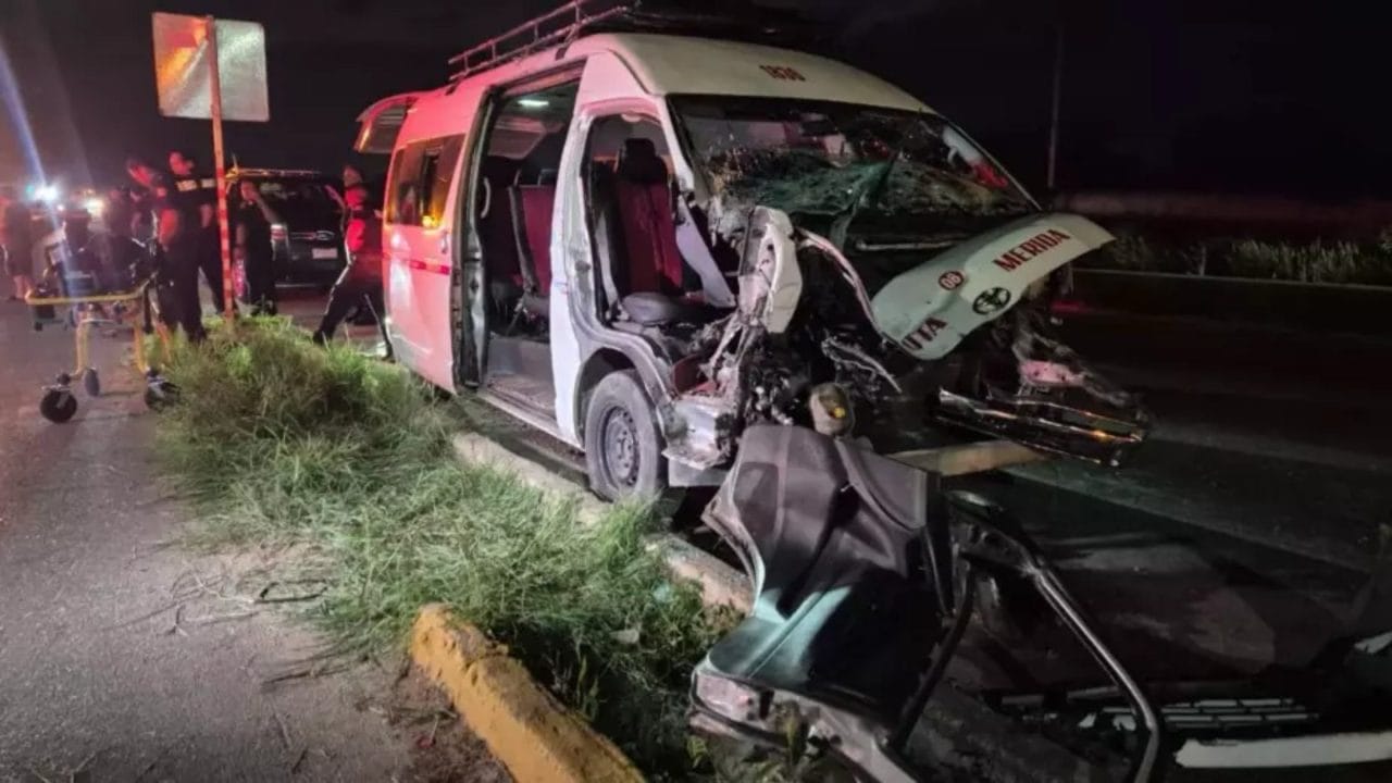 Aparatoso choque de combi en la carretera Mérida-Cancún deja dos lesionados