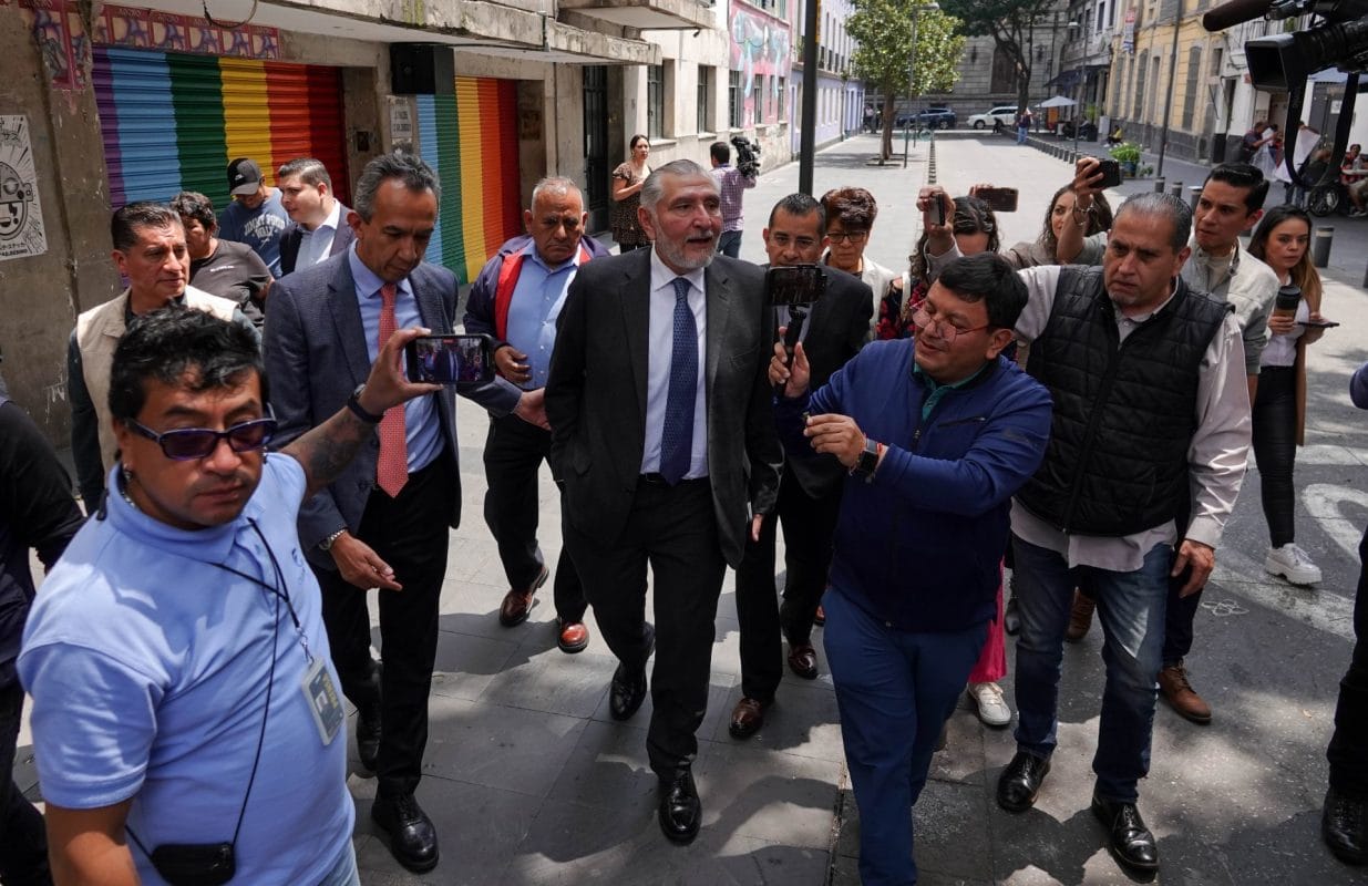 Increpan a Adán Augusto en CDMX con gritos de “¡El de La Barredora!” 