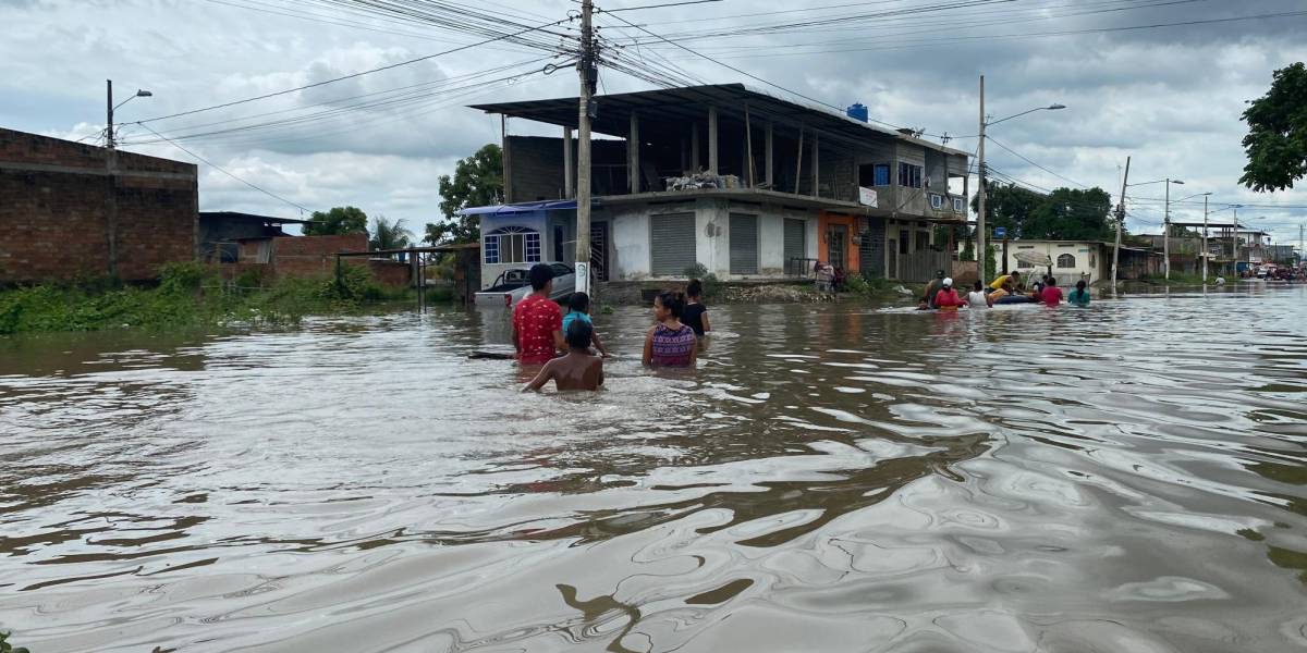Riesgos para la salud al nadar en agua de lluvia estancada