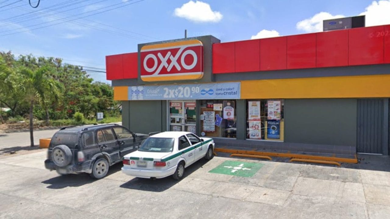 Violento asalto a Oxxo en Cancún; detienen a dos hombres en flagrancia