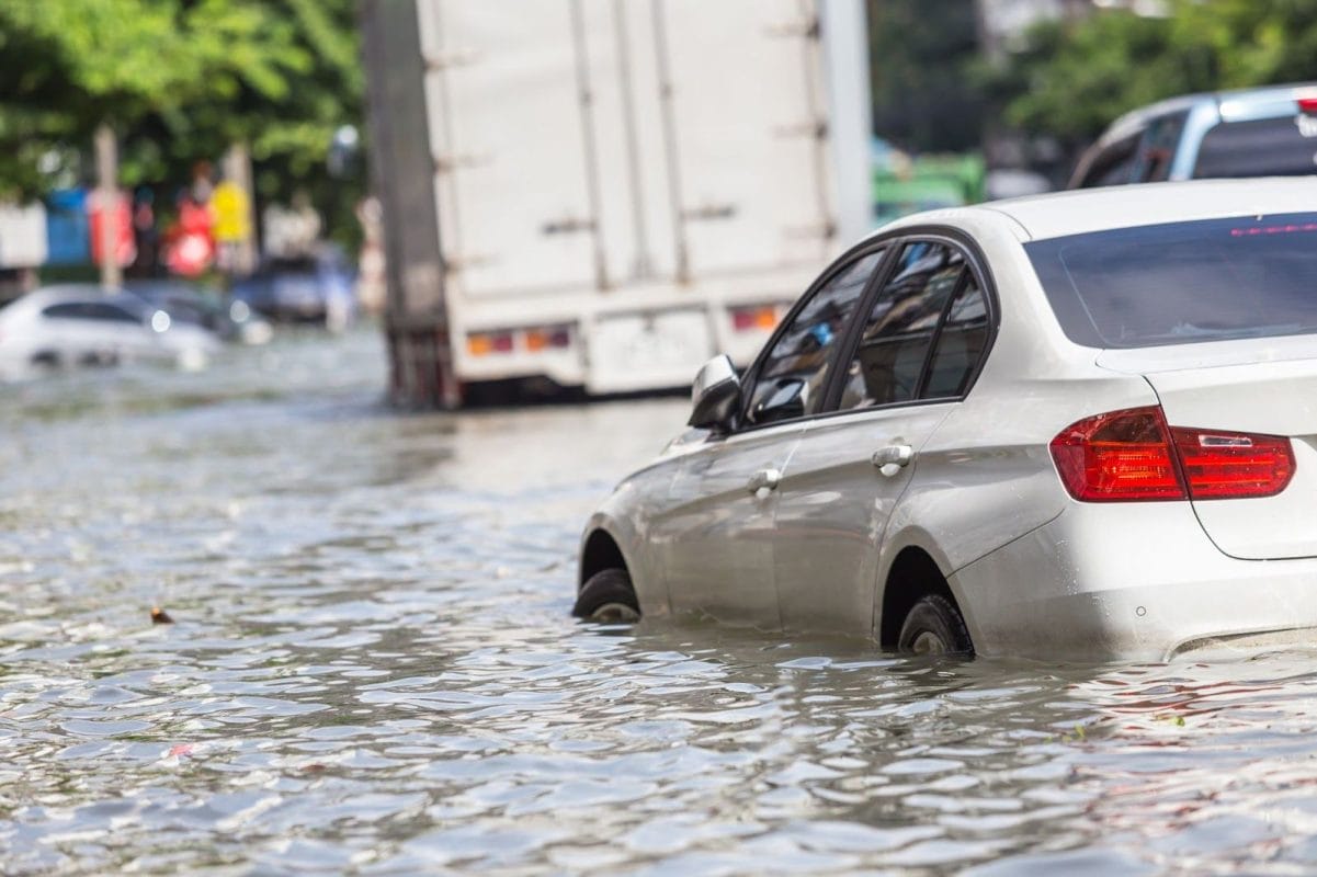 carro se apaga en medio de una inundación