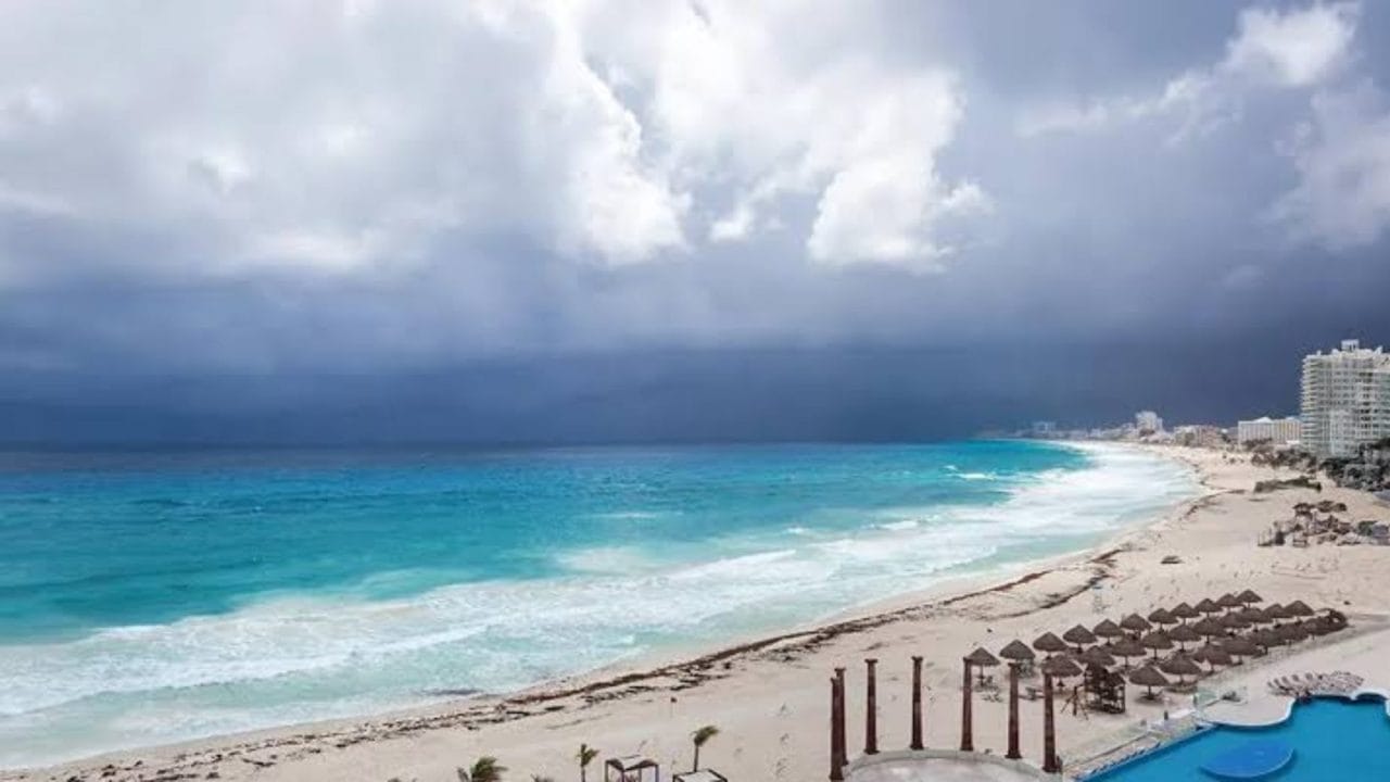 Pronostican miércoles de cielos nublados, chubascos y calor en Quintana Roo