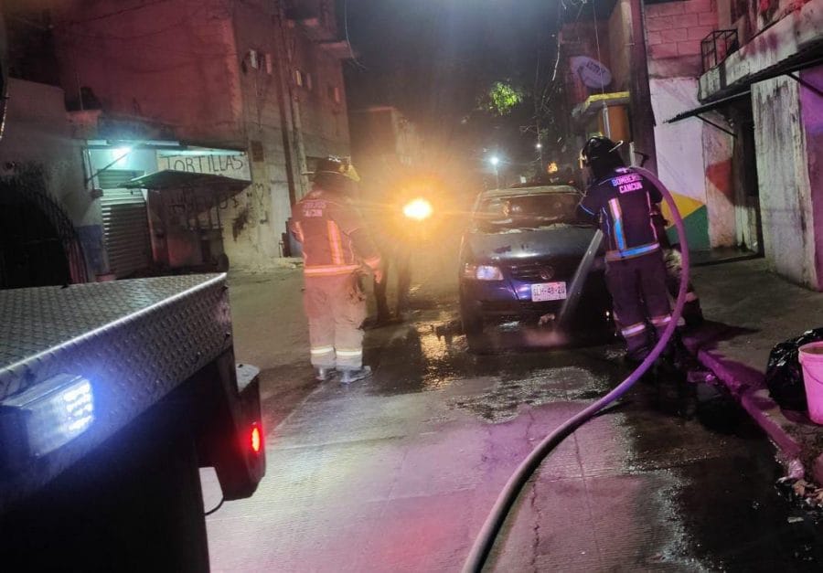 Hallan cuerpo calcinado dentro de un vehículo incendiado en Cancún