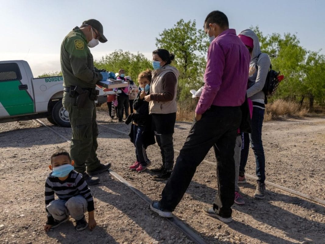 detenciones de migrantes en estados unidos Caen 20% las detenciones diarias de migrantes en EU durante julio, pese a redadas masivas
