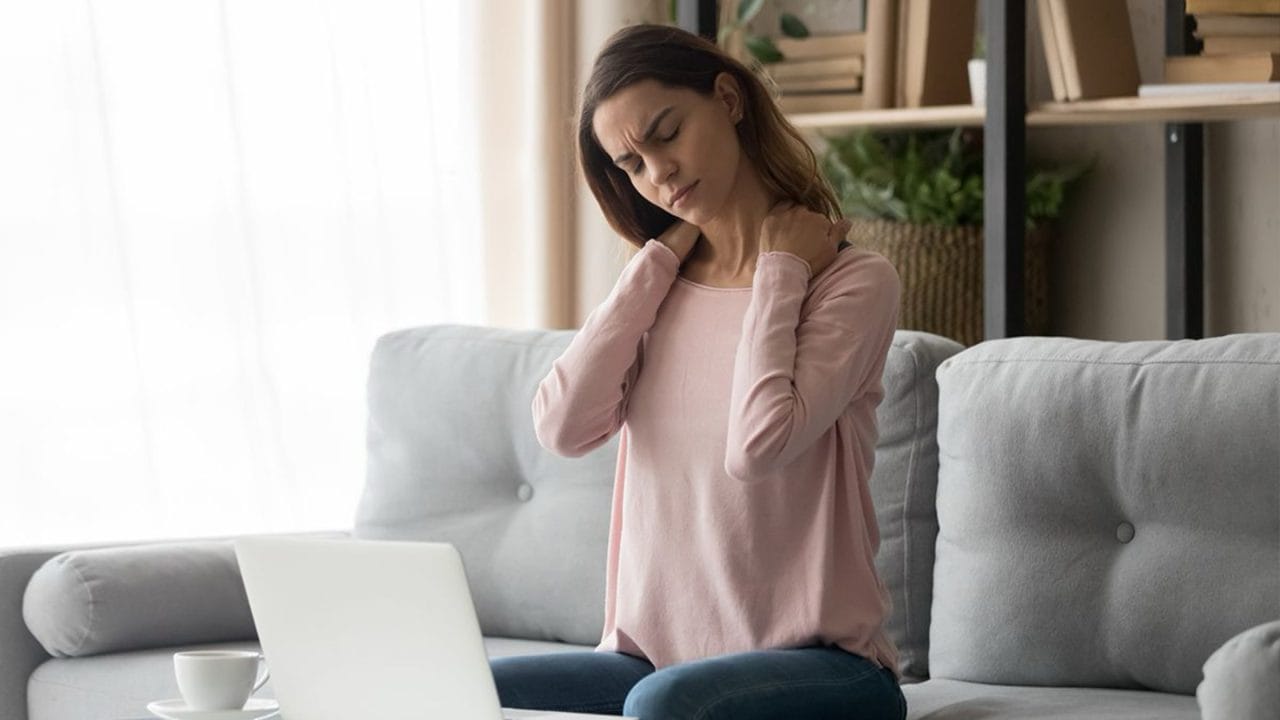 Dolor de cuello y hombros: cómo evitar el ‘síndrome del cuello cibernético’ Dolor de cuello y hombros: cómo evitar el ‘síndrome del cuello cibernético’