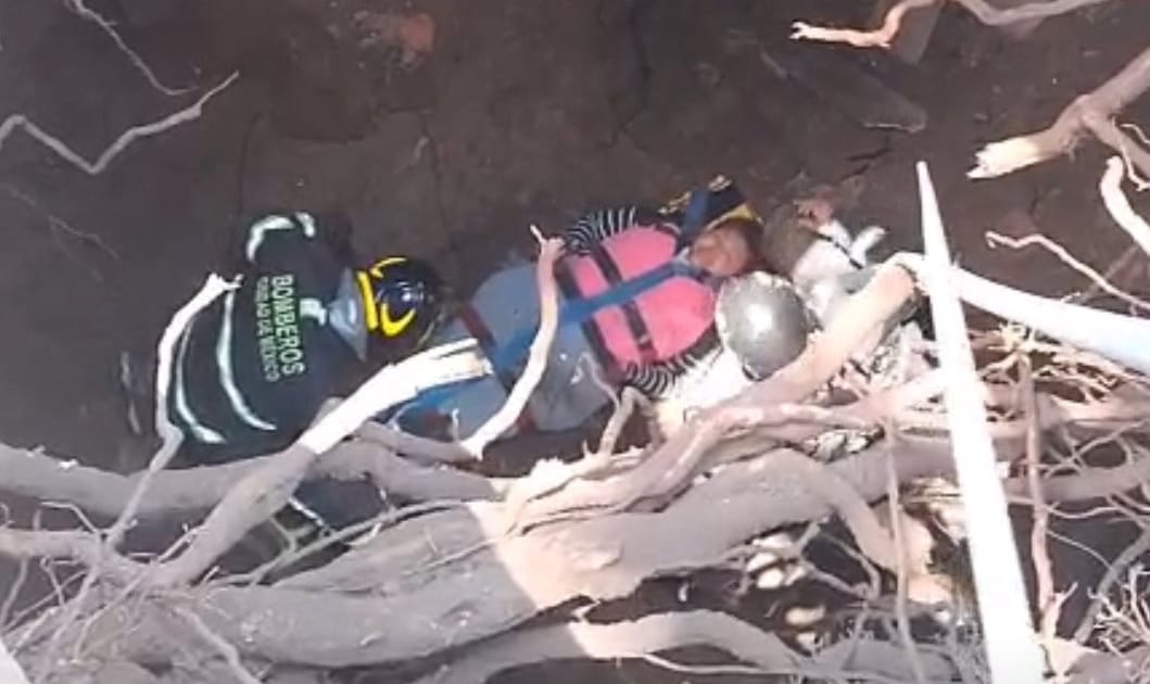 Socavón sorprende a mujer en la Gustavo A. Madero; caída de casi dos metros