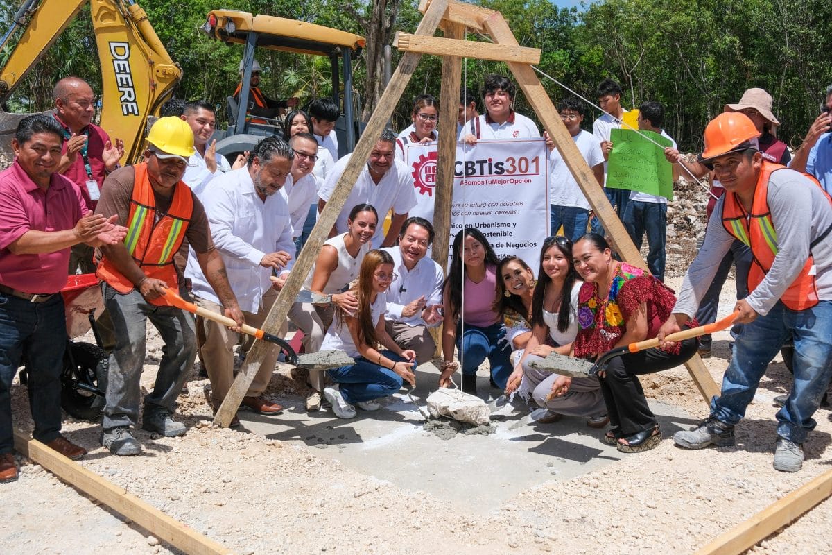 Mara Lezama y Mario Delgado colocan primera piedra del CBTIS 301 en Cancún