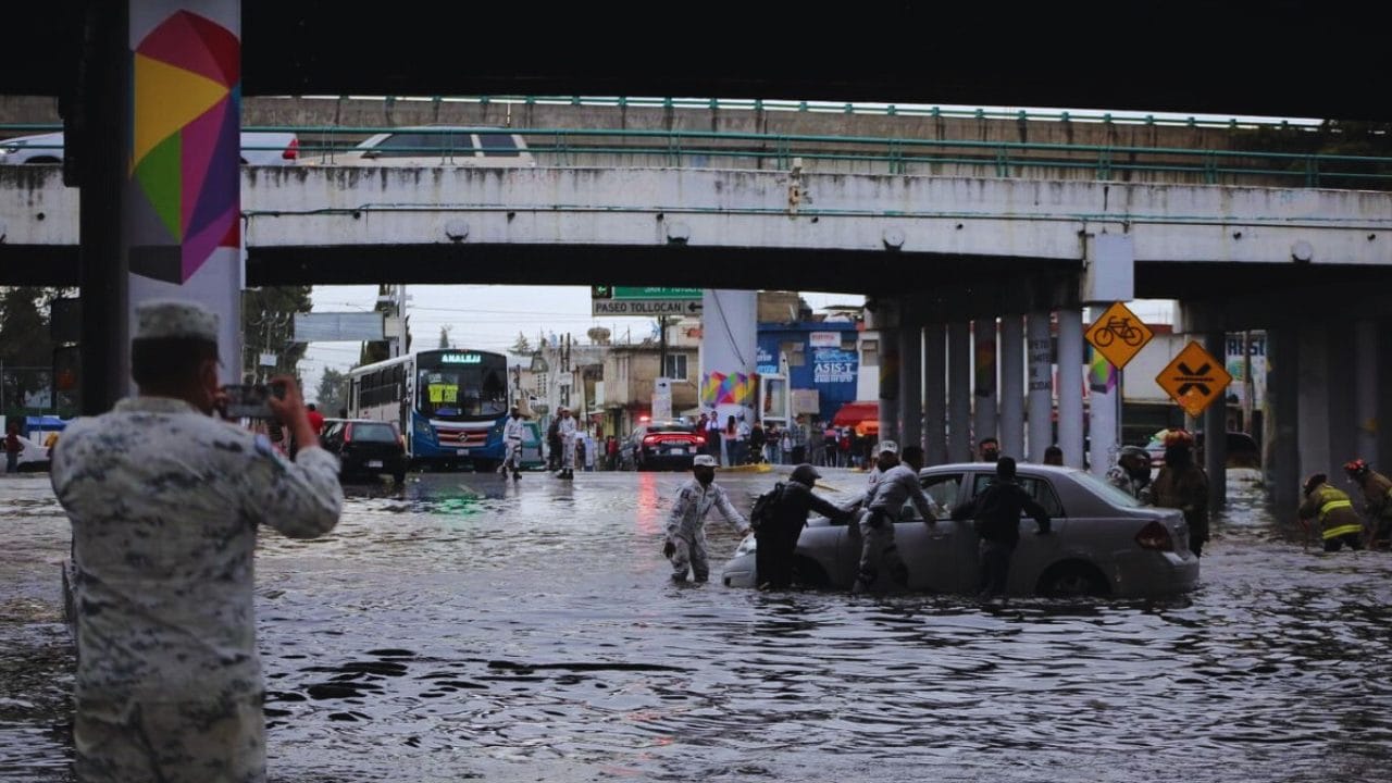Caos por inundaciones en vialidades de 6 municipios del Edomex tras fuertes lluvias