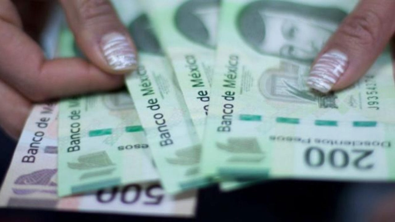 Ejecutan a trabajador de la construcción en el Mercado 23 de Cancún El hombre fue interceptado por motociclistas cuando se dirigía a su trabajo; murió de manera instantánea tras recibir un disparo en el rostro. Paco Marín La mañana de este miércoles 27 de agosto, un hombre fue ejecutado a balazos en la Supermanzana 23 de Cancún, a unos metros de la avenida Tulum y a espaldas de la estación de bomberos. De acuerdo con testigos, la víctima, de aproximadamente 30 años, era un trabajador de la construcción que se dirigía a su jornada laboral cuando fue interceptado por sujetos a bordo de una motocicleta. Los atacantes abrieron fuego en múltiples ocasiones y una de las balas impactó en el rostro del hombre, lo que le provocó la muerte de manera instantánea. Transeúntes dieron aviso a los números de emergencia, lo que generó una inmediata movilización de la policía municipal. Los agentes acordonaron la zona y cerraron la circulación en la avenida Chichén Itzá, desviando el tránsito por calles aledañas al Mercado 23 para permitir la salida hacia la avenida Tulum. Paramédicos también llegaron al lugar, pero solo pudieron confirmar el fallecimiento del sujeto, quien quedó tendido en la vialidad con una playera azul, pantalón de mezclilla y botas de trabajo. Peritos de la Fiscalía General del Estado Arribaron miunuts despues para realizar las investigaciones correspondientes, así como el levantamiento del cuerpo. Hasta el momento se desconoce la identidad de la víctima y no hay detenidos.