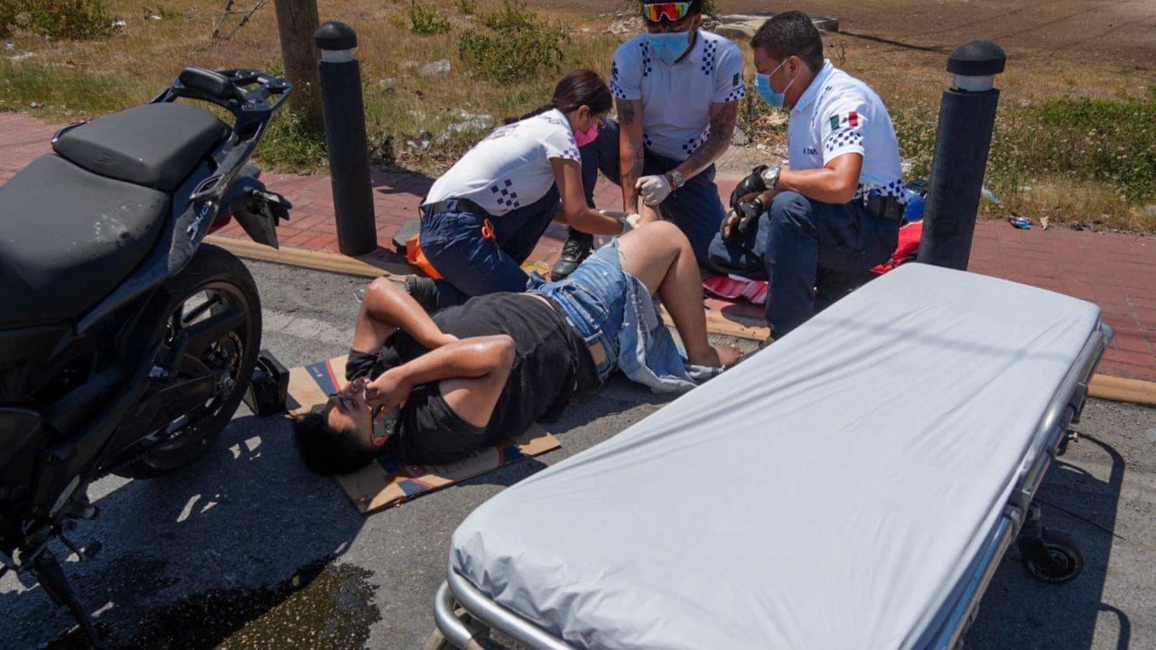 Motociclista ebrio provoca choque múltiple y termina lesionado en Cancún