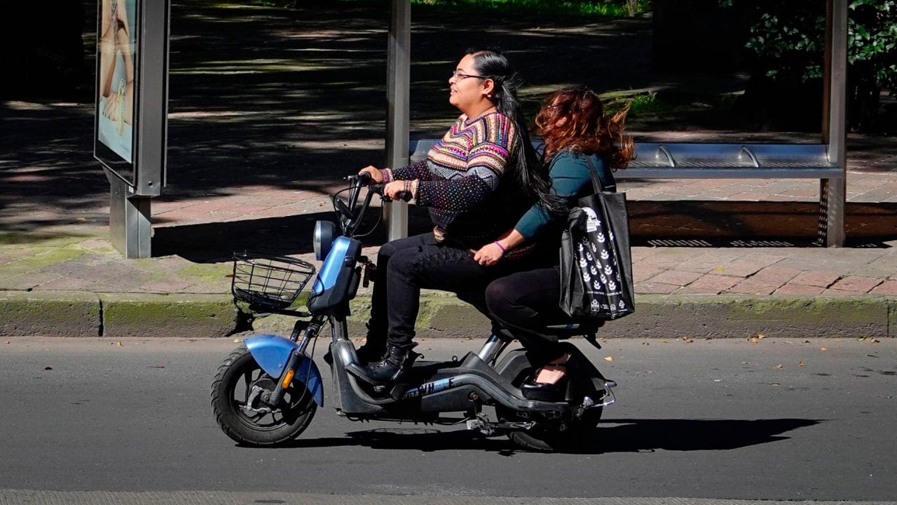 CDMX regulará motos eléctricas y bicimotos con licencias y sanciones