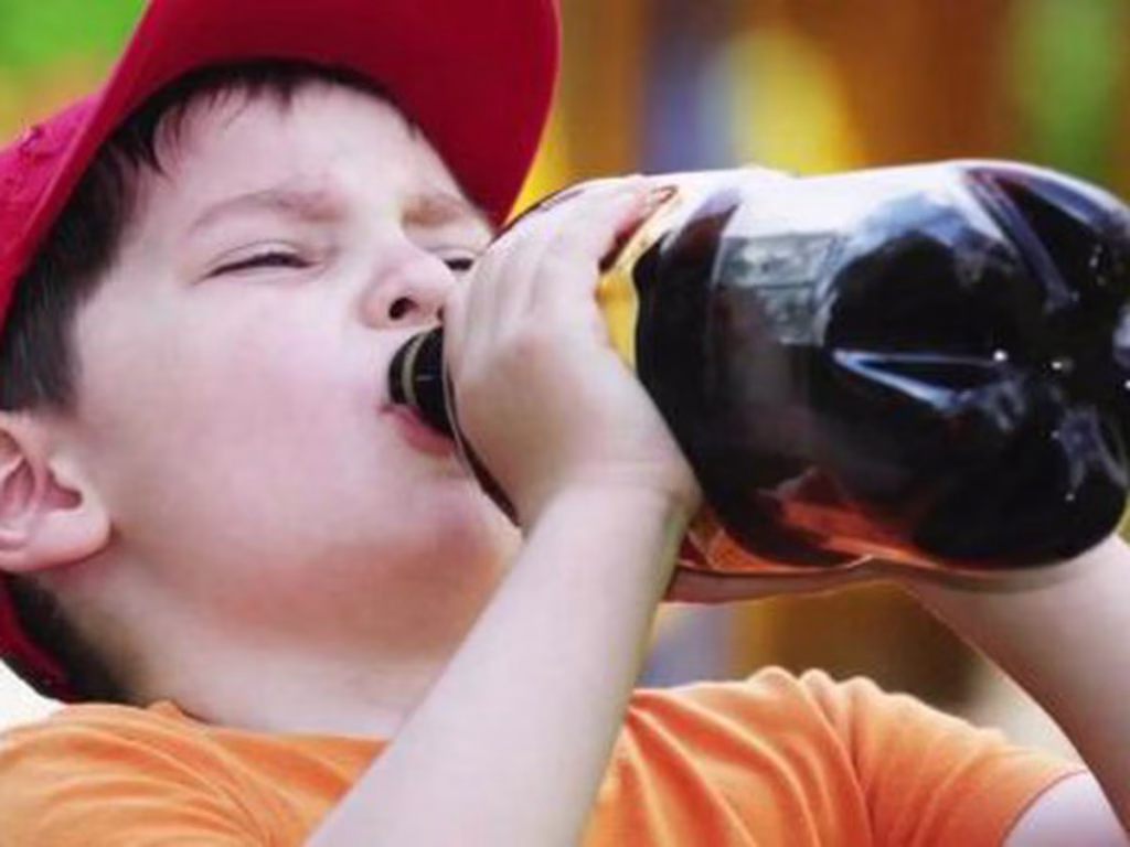 Niños en México consumen 166 litros de refresco al año en promedio