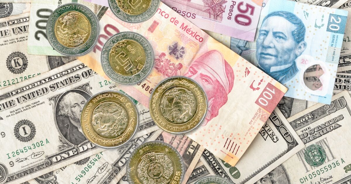 Agosto fortalece al peso frente al dólar con cierre positivo de mercados